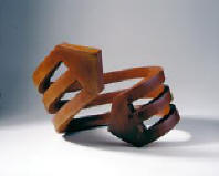 Gro�er durchbrochener Ring aus rostfarbenem Material